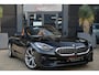 BMW Z4 Roadster sDrive20i Sportline High Executive | 198PK | Stoelverwarming | HUD | Stuurverwarming | HarmanKardon | BMW Z4 Roadster sDrive20i Sportline High Executive 198 PK met 2.0-liter viercilinder benzinemotor, lederen Vernasca bekleding, Head-up display, full-map navigatie, Apple CarPlay/Android Auto,