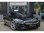BMW Z4 Roadster sDrive20i Sportline High Executive | 198PK | Stoelverwarming | HUD | Stuurverwarming | HarmanKardon | BMW Z4 Roadster sDrive20i Sportline High Executive 198 PK met 2.0-liter viercilinder benzinemotor, lederen Vernasca bekleding, Head-up display, full-map navigatie, Apple CarPlay/Android Auto,