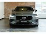 Volvo V60 T8 Plug-in hybrid AWD Plus Dark | Panoramadak | Trekhaak | Verwarmbare voorstoelen, achterbank en stuurwiel | Head-up display | 360 graden camera |  Premium audio by Harman Kardon | Adaptieve cruise control