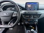 Ford Focus Wagon 1.0 EcoBoost Hybrid ST Line Style | Dealer onderhouden | NL auto | Winter pack | Trekhaak | Navigatie | Apple carplay & Android auto | Parkeersensoren voor en achter | Achteruitrijcamera | Cruise control | Draadloos opladen mobiel | Privacy glas | Bovag garantie |