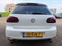 Volkswagen Golf 1.2 TSI Highline BlueMotion 5 drs in automaat met parkeersensoren en bluetooth telefoon / media en cruise controle