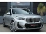 BMW X1 xDrive25e M Sport | 245PK | Pano | HUD | 360° | 20" | Keyless | Premium Pack | Travel Pack | BMW X1 xDrive25e M Sport 245 PK Plug-in Hybrid met 1.5 driecilinder, panoramadak, Head-Up Display, 360° camera, 20-inch lichtmetalen velgen, Keyless Entry, Parking Assistant Profes