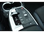 BMW X1 xDrive25e M Sport | 245PK | Pano | HUD | 360° | 20" | Keyless | Premium Pack | Travel Pack | BMW X1 xDrive25e M Sport 245 PK Plug-in Hybrid met 1.5 driecilinder, panoramadak, Head-Up Display, 360° camera, 20-inch lichtmetalen velgen, Keyless Entry, Parking Assistant Profes