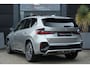 BMW X1 xDrive25e M Sport | 245PK | Pano | HUD | 360° | 20" | Keyless | Premium Pack | Travel Pack | BMW X1 xDrive25e M Sport 245 PK Plug-in Hybrid met 1.5 driecilinder, panoramadak, Head-Up Display, 360° camera, 20-inch lichtmetalen velgen, Keyless Entry, Parking Assistant Profes