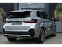 BMW X1 xDrive25e M Sport | 245PK | Pano | HUD | 360° | 20" | Keyless | Premium Pack | Travel Pack | BMW X1 xDrive25e M Sport 245 PK Plug-in Hybrid met 1.5 driecilinder, panoramadak, Head-Up Display, 360° camera, 20-inch lichtmetalen velgen, Keyless Entry, Parking Assistant Profes