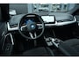BMW X1 xDrive25e M Sport | 245PK | Pano | HUD | 360° | 20" | Keyless | Premium Pack | Travel Pack | BMW X1 xDrive25e M Sport 245 PK Plug-in Hybrid met 1.5 driecilinder, panoramadak, Head-Up Display, 360° camera, 20-inch lichtmetalen velgen, Keyless Entry, Parking Assistant Profes