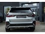 BMW X1 xDrive25e M Sport | 245PK | Pano | HUD | 360° | 20" | Keyless | Premium Pack | Travel Pack | BMW X1 xDrive25e M Sport 245 PK Plug-in Hybrid met 1.5 driecilinder, panoramadak, Head-Up Display, 360° camera, 20-inch lichtmetalen velgen, Keyless Entry, Parking Assistant Profes