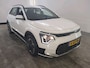 Kia Niro EV 64.8 kWh 204pk DynamicLine | SOH 100% | Nieuwe Model | Half Leder/Stof | CarPlay | Navigatie | Camera | PDC V + A |17"