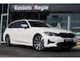 BMW 3-Serie Touring 320i Executive | El.Haak | Ambient | Stoelverwarming | CarPlay | Sensoren | 18” | Sfeer