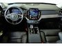 Volvo XC90 T8 Plug-in hybrid AWD Ultra Dark | Luchtvering | Semi-Electrische Wegklapbare Trekhaak | Bowers & Wilkins Premium Audio | Gelamineerde zijruiten | 360° Parkeercamera | Parkeersensoren voor + achter | Stoelverwarming