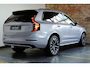 Volvo XC90 T8 Plug-in hybrid AWD Ultra Dark | Luchtvering | Semi-Electrische Wegklapbare Trekhaak | Bowers & Wilkins Premium Audio | Gelamineerde zijruiten | 360° Parkeercamera | Parkeersensoren voor + achter | Stoelverwarming
