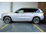 Volvo XC90 T8 Plug-in hybrid AWD Ultra Dark | Luchtvering | Semi-Electrische Wegklapbare Trekhaak | Bowers & Wilkins Premium Audio | Gelamineerde zijruiten | 360° Parkeercamera | Parkeersensoren voor + achter | Stoelverwarming