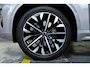 Volvo XC90 T8 Plug-in hybrid AWD Ultra Dark | Luchtvering | Semi-Electrische Wegklapbare Trekhaak | Bowers & Wilkins Premium Audio | Gelamineerde zijruiten | 360° Parkeercamera | Parkeersensoren voor + achter | Stoelverwarming