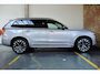 Volvo XC90 T8 Plug-in hybrid AWD Ultra Dark | Luchtvering | Semi-Electrische Wegklapbare Trekhaak | Bowers & Wilkins Premium Audio | Gelamineerde zijruiten | 360° Parkeercamera | Parkeersensoren voor + achter | Stoelverwarming