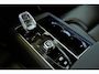 Volvo XC90 T8 Plug-in hybrid AWD Ultra Dark | Luchtvering | Semi-Electrische Wegklapbare Trekhaak | Bowers & Wilkins Premium Audio | Gelamineerde zijruiten | 360° Parkeercamera | Parkeersensoren voor + achter | Stoelverwarming