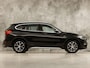BMW X1 sDrive20i High Executive 192Pk Automaat (GROOT NAVI, HEAD-UP DISPLAY, LEDER, STOELVERWARMING, SPORTSTOELEN, GETINT GLAS, TREKHAAK, VIRTUAL COCKPIT, CRUISE, NIEUWSTAAT)