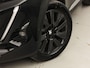 Peugeot 2008 1.2 PureTech GT Pack (VIRTUAL COCKPIT, APPLE CARPLAY, BLACK PACK, GROOT NAVI, 360 CAMERA, SPORTSTOELEN, STOELVERWARMING, TREKHAAK, GETINT GLAS, ADAPTIVE CRUISE, NIEUWSTAAT)