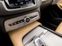 Volvo XC90 2.0 T8 Twin Engine AWD Inscription 7 Persoons 408Pk Automaat (PANORAMADAK, BOWERS&WILKINS, MEMORY SEATS, BRUIN LEDER, CAMERA, STOELKOELING/VERWARMING, HEAD-UP DISPLAY, GETINT GLAS, ELEK ACHTERKLEP, NIEUWSTAAT)