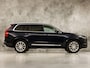 Volvo XC90 2.0 T8 Twin Engine AWD Inscription 7 Persoons 408Pk Automaat (PANORAMADAK, BOWERS&WILKINS, MEMORY SEATS, BRUIN LEDER, CAMERA, STOELKOELING/VERWARMING, HEAD-UP DISPLAY, GETINT GLAS, ELEK ACHTERKLEP, NIEUWSTAAT)