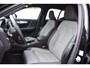 Volvo XC40 B3 177PK Automaat Plus Black Edition / Cruise control / Harman Kardon / 20'' velgen / Elektrisch verstelbare stoelen met geheugen / Stoel- en stuurverwarming