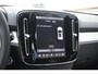 Volvo XC40 B3 177PK Automaat Plus Black Edition / Cruise control / Harman Kardon / 20'' velgen / Elektrisch verstelbare stoelen met geheugen / Stoel- en stuurverwarming