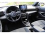 Toyota Yaris Cross 1.5 Hybrid Adventure Bi-Tone | Rijklaar | Blind Spot | Head Up | Sensoren v+a | Stoel-/stuurverw. | JBL | Apple/Android | LED | Keyless