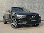 Volvo XC60 2.0 Recharge T6 AWD R-Design | Plug-in Hybrid (PHEV) | Panoramadak | Achteruitrijcamera | Parkeersensoren | Keyless Entry | Elektrische Achterklep | Stoelverwarming voor en achter | Cruise Control Adaptief | BLIS | Navigatie | Apple Carplay | Android Auto