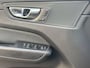 Volvo XC60 2.0 Recharge T6 AWD R-Design | Plug-in Hybrid (PHEV) | Panoramadak | Achteruitrijcamera | Parkeersensoren | Keyless Entry | Elektrische Achterklep | Stoelverwarming voor en achter | Cruise Control Adaptief | BLIS | Navigatie | Apple Carplay | Android Auto