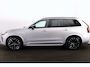 Volvo XC90 T8 Recharge AWD Plus Dark - IntelliSafe Assist & Surround - Panorama/schuifdak - Luchtvering - 360º Camera - Bowers & Wilkins audio - Adaptieve LED koplampen - Verwarmde voorstoelen, stuur & achterbank - Parkeersensoren voor & achter - Elektr. bedienb. voorstoelen met geheugen - Extra getint glas - Draadloze tel. lader - Inklapbare trekhaak - 21' LMV
