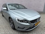 Volvo V60 2.0 T3 Nordic+ Sport | R-Design Exterieur | Trekhaak | Parkeersensoren | Bi-Xenon Adaptief | Lichtmetalen Velgen 18 inch | Sportstoelen | Stoelverwarming | Climate Control | Cruise Control | High Performance Audio | Bluetooth | Navigatie