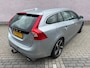 Volvo V60 2.0 T3 Nordic+ Sport | R-Design Exterieur | Trekhaak | Parkeersensoren | Bi-Xenon Adaptief | Lichtmetalen Velgen 18 inch | Sportstoelen | Stoelverwarming | Climate Control | Cruise Control | High Performance Audio | Bluetooth | Navigatie