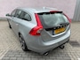 Volvo V60 2.0 T3 Nordic+ Sport | R-Design Exterieur | Trekhaak | Parkeersensoren | Bi-Xenon Adaptief | Lichtmetalen Velgen 18 inch | Sportstoelen | Stoelverwarming | Climate Control | Cruise Control | High Performance Audio | Bluetooth | Navigatie