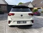 Volkswagen T-Roc 1.5 TSI DSG R-LINE EDITION , PANORAMADAK , BLACK STYLE , KEYLESS ENTRY , ADAPTIVE CRUISE , LANE ASSIST , IQ-LIGHT , LED , STOEL VERWARMING , APPEL CARPAY / ANDROID , PRIVACY GLASS , LAVASTONE INTERIEUR , 19 INCH LM . TWO TONE , CAMERA