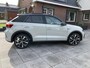 Volkswagen T-Roc 1.5 TSI DSG R-LINE EDITION , PANORAMADAK , BLACK STYLE , KEYLESS ENTRY , ADAPTIVE CRUISE , LANE ASSIST , IQ-LIGHT , LED , STOEL VERWARMING , APPEL CARPAY / ANDROID , PRIVACY GLASS , LAVASTONE INTERIEUR , 19 INCH LM . TWO TONE , CAMERA
