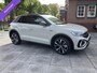 Volkswagen T-Roc 1.5 TSI DSG R-LINE EDITION , PANORAMADAK , BLACK STYLE , KEYLESS ENTRY , ADAPTIVE CRUISE , LANE ASSIST , IQ-LIGHT , LED , STOEL VERWARMING , APPEL CARPAY / ANDROID , PRIVACY GLASS , LAVASTONE INTERIEUR , 19 INCH LM . TWO TONE , CAMERA