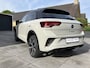 Volkswagen T-Roc 1.5 TSI DSG R-LINE EDITION , PANORAMADAK , BLACK STYLE , KEYLESS ENTRY , ADAPTIVE CRUISE , LANE ASSIST , IQ-LIGHT , LED , STOEL VERWARMING , APPEL CARPAY / ANDROID , PRIVACY GLASS , LAVASTONE INTERIEUR , 19 INCH LM . TWO TONE , CAMERA