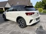 Volkswagen T-Roc 1.5 TSI DSG R-LINE EDITION , PANORAMADAK , BLACK STYLE , KEYLESS ENTRY , ADAPTIVE CRUISE , LANE ASSIST , IQ-LIGHT , LED , STOEL VERWARMING , APPEL CARPAY / ANDROID , PRIVACY GLASS , LAVASTONE INTERIEUR , 19 INCH LM . TWO TONE , CAMERA