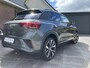 Volkswagen T-Roc 1.5 TSI DSG R-LINE EDITION , PANO , BLACK STYLE , KEYLESS ENTRY , SIDE ASSIST , LANE ASSIST , CAMERA , PDC , VIRTUAL COCKPIT , IQ-LIGHT , LED , ACHTERKLEP MET VOET SENSOR , PRIVACY GLASS , STUUR EN STOEL VERWARMING .