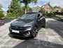 Volkswagen T-Roc 1.5 TSI DSG R-LINE EDITION , PANO , BLACK STYLE , KEYLESS ENTRY , SIDE ASSIST , LANE ASSIST , CAMERA , PDC , VIRTUAL COCKPIT , IQ-LIGHT , LED , ACHTERKLEP MET VOET SENSOR , PRIVACY GLASS , STUUR EN STOEL VERWARMING .