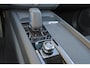 Volvo XC60 T6 Recharge AWD Inscription Expression - Panorama/schuifdak - IntelliSafe Assist - Harman/Kardon audio - Adaptieve LED koplampen - Parkeercamera achter - Verwarmde voorstoelen & stuur - Parkeersensoren voor & achter - Draadloze tel. lader - Extra getint glas - Inklapbare trekhaak - 18' LMV