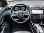 Hyundai Tucson 1.6 T-GDI 265 PHEV Premium Sky 4WD | Panoramadak | Trekhaak afneembaar | Lederen bekleding | Memory | 360 camera | Stoelverwarming&ventilatie | Stuurverwarming | Adaptieve cruise | Navigatie | LED | DAB | Apple CarPlay | Elektrische achterklep | Dealeronderhouden | Fabrieksgarantie