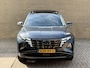 Hyundai Tucson 1.6 T-GDI 265 PHEV Premium Sky 4WD | Panoramadak | Trekhaak afneembaar | Lederen bekleding | Memory | 360 camera | Stoelverwarming&ventilatie | Stuurverwarming | Adaptieve cruise | Navigatie | LED | DAB | Apple CarPlay | Elektrische achterklep | Dealeronderhouden | Fabrieksgarantie