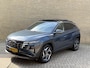Hyundai Tucson 1.6 T-GDI 265 PHEV Premium Sky 4WD | Panoramadak | Trekhaak afneembaar | Lederen bekleding | Memory | 360 camera | Stoelverwarming&ventilatie | Stuurverwarming | Adaptieve cruise | Navigatie | LED | DAB | Apple CarPlay | Elektrische achterklep | Dealeronderhouden | Fabrieksgarantie