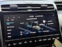 Hyundai Tucson 1.6 T-GDI 265 PHEV Premium Sky 4WD | Panoramadak | Trekhaak afneembaar | Lederen bekleding | Memory | 360 camera | Stoelverwarming&ventilatie | Stuurverwarming | Adaptieve cruise | Navigatie | LED | DAB | Apple CarPlay | Elektrische achterklep | Dealeronderhouden | Fabrieksgarantie