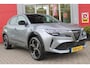 Alfa Romeo Junior 1.2 145PK AUTOMAAT Hybrid IBRIDA TI | TECHNO PACK: (LED MATRIX KOPLAMPEN, DRAADLOZE TELEFOONLADER, DODEHOEK DETECTIE, PARKEERSENSOREN VOOR ACHTER EN ZIJKANT, NAVIGATIE, ELEKTRISCH BEDIENBARE ACHTERKLEP, KEYLESS ENTRY, ADAPTIVE CRUISE CONTROL, ACHTERUITRIJ CAMERA) | PACK TI: (ELEKTRISCH BEDIENBARE BESTUUDERSSTOEL, VERKEERSBORDEN WEERGAVE, GETINTE ACHTERRUITEN, SFEER VERLICHTING, GLANZEND ZWARTE BODYKIT, 10,25" TOUCHSCREEN, LEDEREN STUURWIEL, VERSTELBARE KOFFERVLOER OP 3 NIVEAUS) | 18" LICHTMETALEN VELGEN "FORI" | DRAADLOZE APPLE CARPLAY/ANDROID AUTO | MASSAGE FUNCTIE OP DE BESTUURDERSSTOEL | STOEL VERWARMING | VOORRUIT VERWARMING |