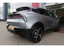Alfa Romeo Junior 1.2 145PK AUTOMAAT Hybrid IBRIDA TI | TECHNO PACK: (LED MATRIX KOPLAMPEN, DRAADLOZE TELEFOONLADER, DODEHOEK DETECTIE, PARKEERSENSOREN VOOR ACHTER EN ZIJKANT, NAVIGATIE, ELEKTRISCH BEDIENBARE ACHTERKLEP, KEYLESS ENTRY, ADAPTIVE CRUISE CONTROL, ACHTERUITRIJ CAMERA) | PACK TI: (ELEKTRISCH BEDIENBARE BESTUUDERSSTOEL, VERKEERSBORDEN WEERGAVE, GETINTE ACHTERRUITEN, SFEER VERLICHTING, GLANZEND ZWARTE BODYKIT, 10,25" TOUCHSCREEN, LEDEREN STUURWIEL, VERSTELBARE KOFFERVLOER OP 3 NIVEAUS) | 18" LICHTMETALEN VELGEN "FORI" | DRAADLOZE APPLE CARPLAY/ANDROID AUTO | MASSAGE FUNCTIE OP DE BESTUURDERSSTOEL | STOEL VERWARMING | VOORRUIT VERWARMING |