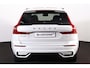 Volvo XC60 T6 Recharge AWD R-Design - Panorama/schuifdak - IntelliSafe Assist - Harman/Kardon audio - Adaptieve LED koplampen - Parkeercamera achter - Verwarmde voorstoelen, stuur & achterbank - Parkeersensoren voor & achter - Elektr. bedienb. voorstoelen met geheugen - Draadloze tel. lader - Extra getint glas - 19' LMV