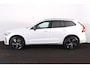 Volvo XC60 T6 Recharge AWD R-Design - Panorama/schuifdak - IntelliSafe Assist - Harman/Kardon audio - Adaptieve LED koplampen - Parkeercamera achter - Verwarmde voorstoelen, stuur & achterbank - Parkeersensoren voor & achter - Elektr. bedienb. voorstoelen met geheugen - Draadloze tel. lader - Extra getint glas - 19' LMV