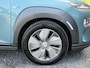 Hyundai Kona Electric EV Premium 64 kWh ✓Soh 93.2 %✓2e Eigenaar✓Carplay✓Camera✓Navi✓Keyless✓Halfleder✓Rijstrooksensor✓Dodehoeksensor✓Pdc V+A✓Lm velgen✓Clima✓Cruise✓204pk✓N.A.P✓Apk tot 09-2027