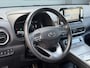 Hyundai Kona Electric EV Premium 64 kWh ✓Soh 93.2 %✓2e Eigenaar✓Carplay✓Camera✓Navi✓Keyless✓Halfleder✓Rijstrooksensor✓Dodehoeksensor✓Pdc V+A✓Lm velgen✓Clima✓Cruise✓204pk✓N.A.P✓Apk tot 09-2027
